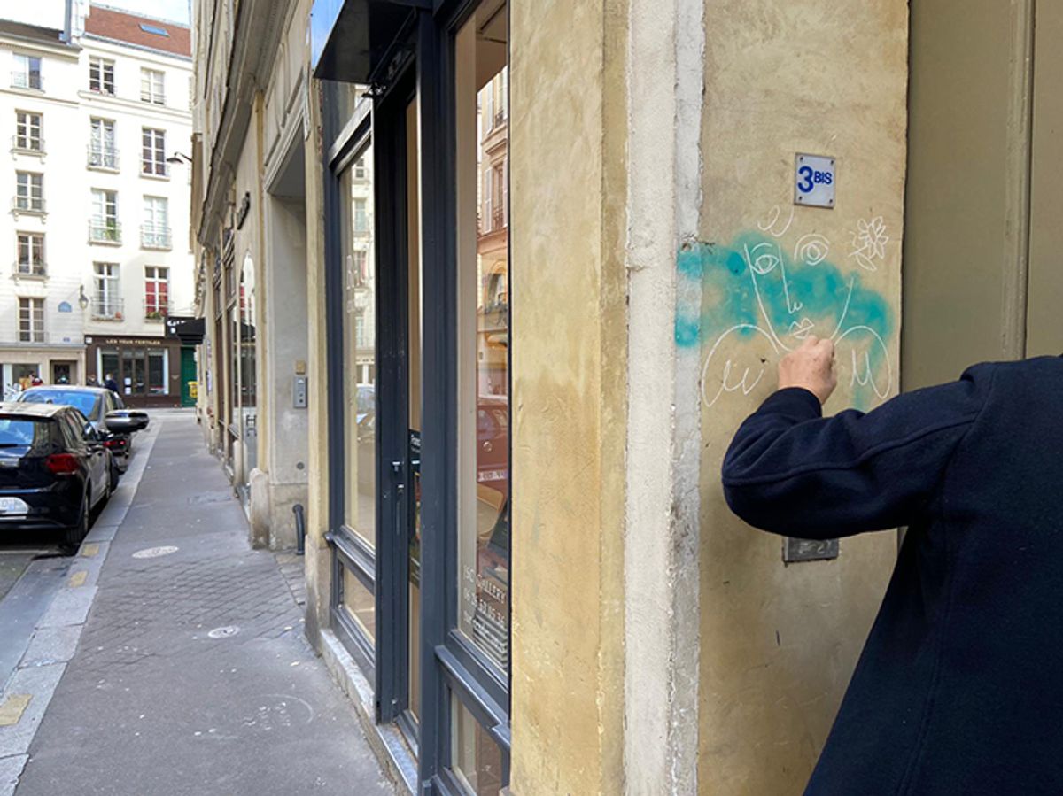 Jean-Charles de Castelbajac dessinant rue des Beaux-Arts le 27 mars 2021. Photo : D.R.