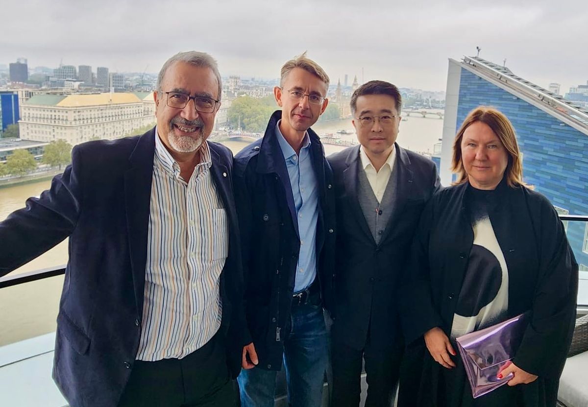 De gauche à droite : Feridun Hamdullahpur, directeur, AMTD Group ; Gleb Borukhov, membre du Conseil d'administration de The Art Newspaper Group ; Dr. Calvin Choi, président du Conseil d'administration, AMTD Group ; Inna Bazhenova, éditrice et propriétaire de The Art Newspaper Group. Photo : D.R.