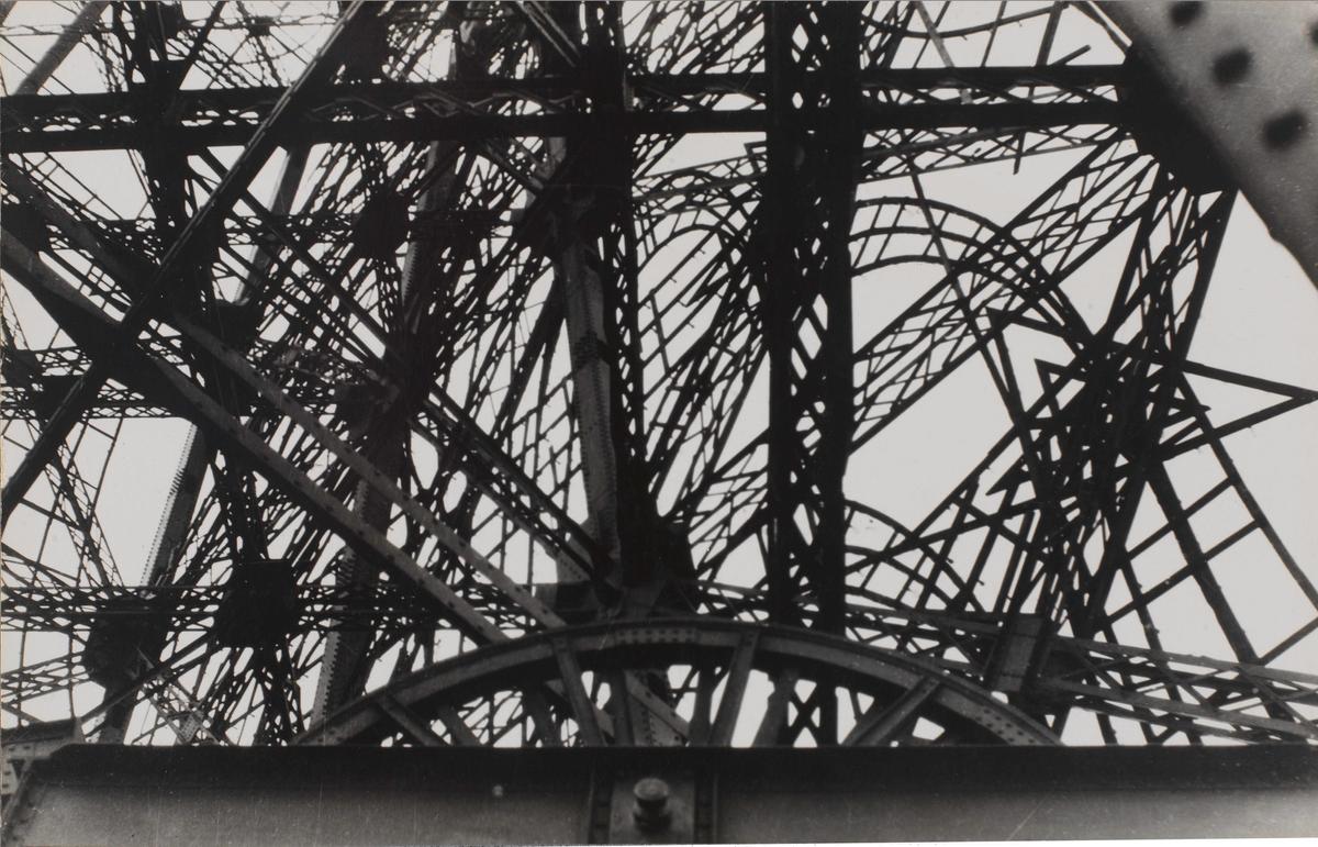 Germaine Krull, Tour Eiffel, vers 1930, épreuve gélatino-argentique, 22,7 x 14,4 cm. Collection Centre Pompidou, Paris, Musée national d’art moderne - Centre de création industrielle. © Musée Folkwang, Essen