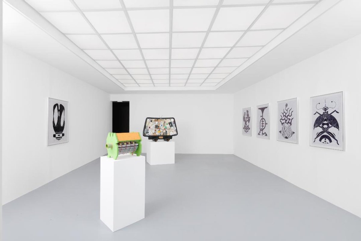 Vue de l'exposition de Jean Katambayi Mukendi « Délestage », à voir jusqu'au 11 octobre à la galerie Micki Meng. @ Jean Katambayi Mukendi. Courtesy de l’artiste et Galerie Micki Meng / Galerie Ramiken. Photo Aurélien Mole