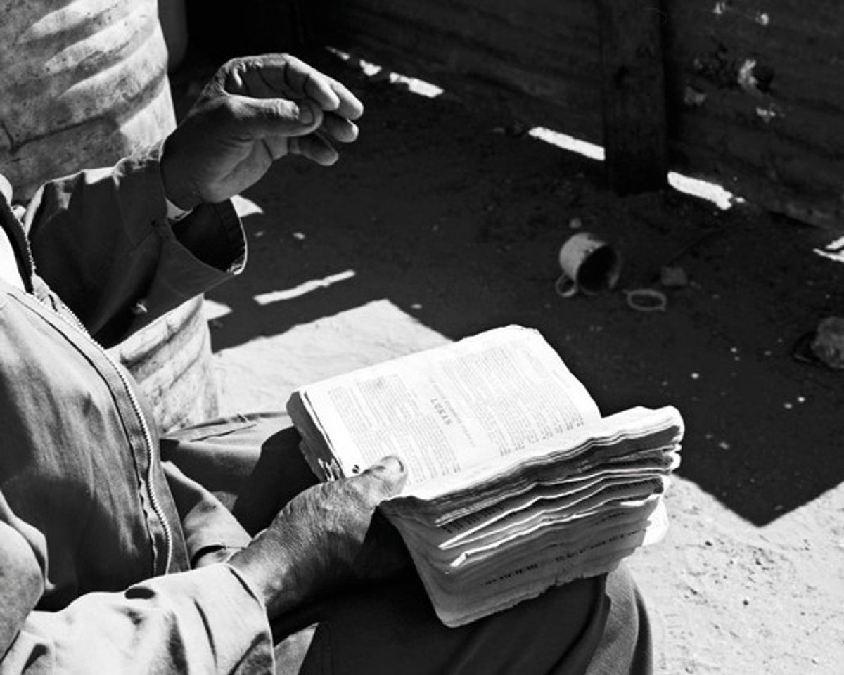 Jo Ractliffe, Piet Basson’s bible, série The Borderlands, 2013, tirage gélatino- argentique. Courtesy de l’artiste et de la Stevenson Gallery, Le Cap, Johannesbourg et Amsterdam