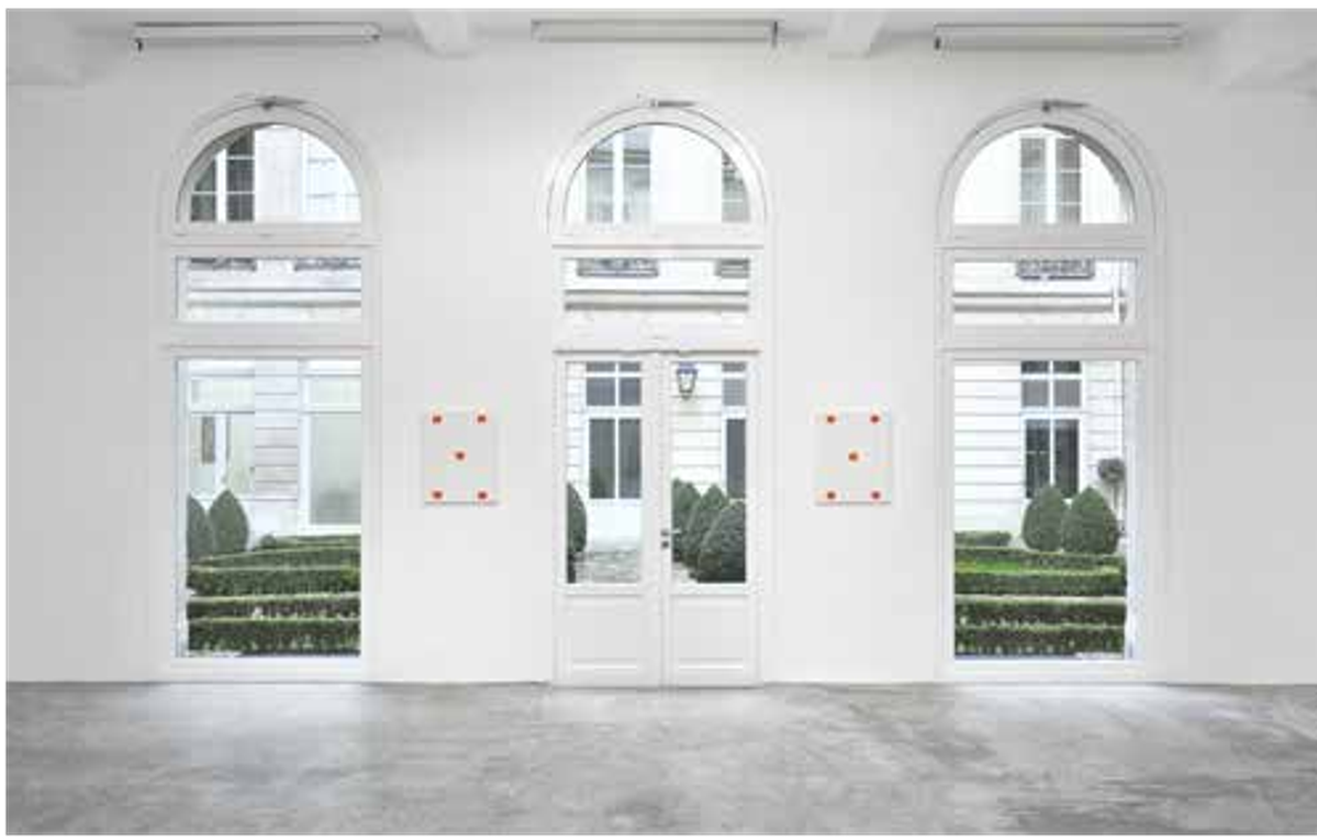 Vue de l’exposition Niele Toroni, « En passant », Galerie Marian Goodman, Paris. Courtesy de l'artiste et Marian Goodman Gallery. Photo : Rebecca Fanuele