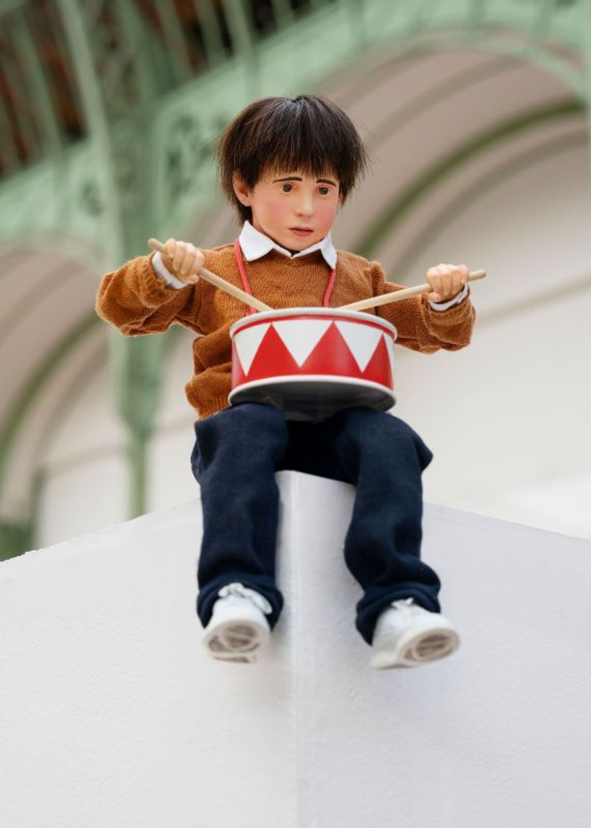 Vue de l'installation du stand Perrotin à Art Basel, Paris, 2025. Maurizio Cattelan, TODAY, 2025. © Photo : Claire Dorn. Courtesy de l'artiste et Perrotin