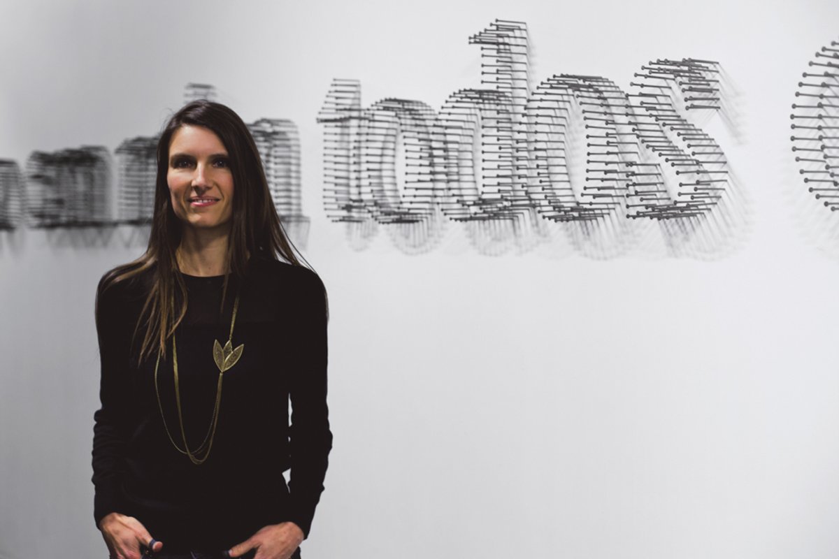 Hélène Guenin, MAMAC, Nice, devant l’œuvre de Marco Godinho, Tenho em mim todos os sonhos do mundo (Je porte en moi tous les rêves du monde), 2007. Photo : Karolina Kodlubaj