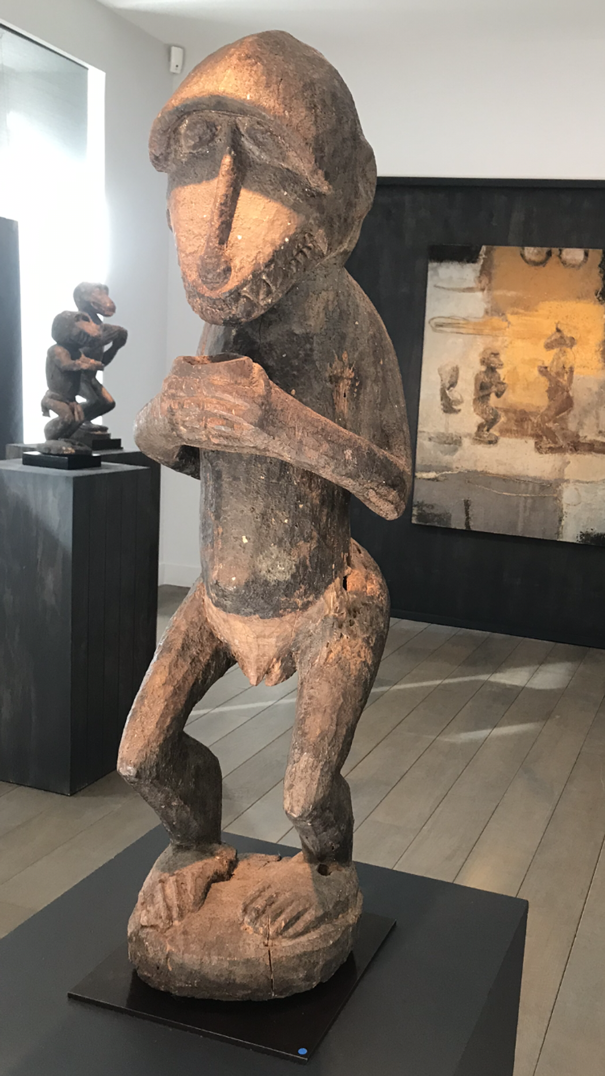 Vue de l’exposition sur les singes Baoulé chez Lucas Ratton. Au premier plan, l’exemplaire de la collection Michel Périnet. Photo : B. G.-S.