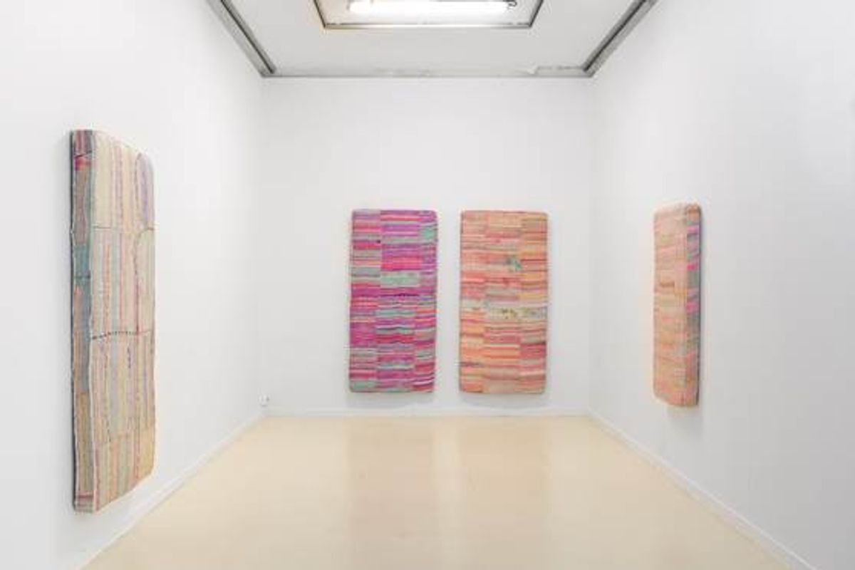 Vue de l’exposition d’Anne Bourse « Gens qui s’éloignent », à la Galerie Édouard Manet, à Gennevilliers, en 2022. Courtesy de l’artiste et Crèvecœur, Paris. © Margot Montigny