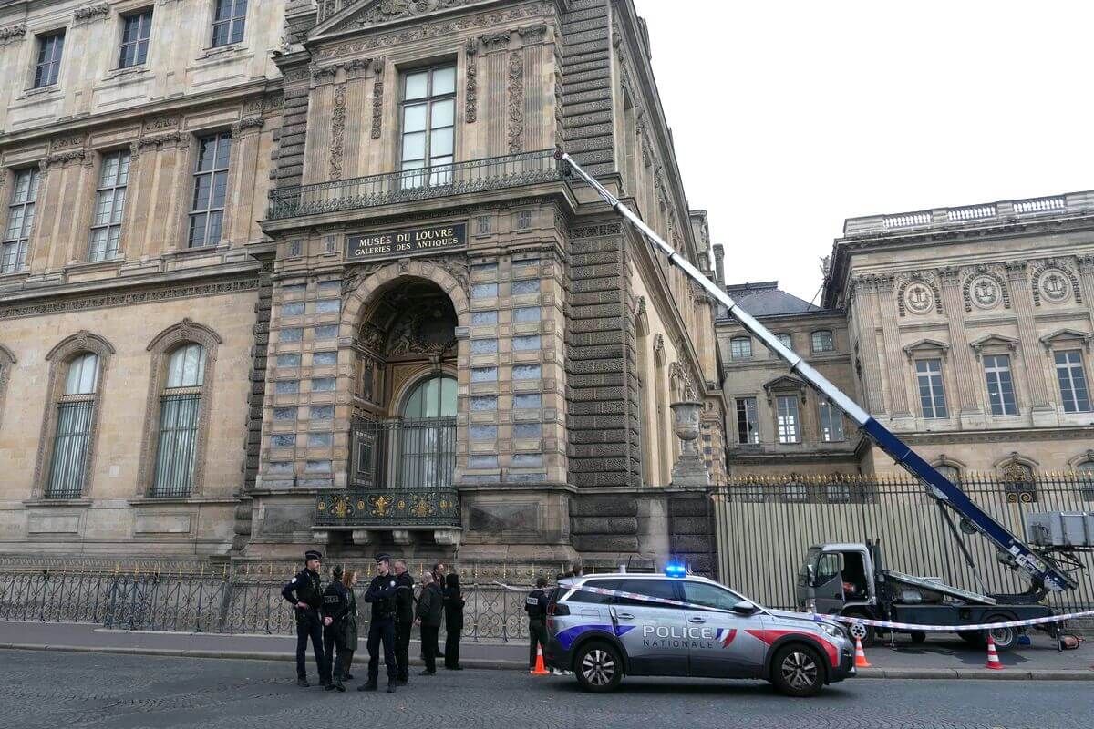 Les cambrioleurs ont utilisé un monte-charge, abandonné quai François-Mitterrand, pour accéder au balcon de la galerie d'Apollon du musée du Louvre, où ont été dérobés les joyaux de la Couronne, le 19 octobre 2025. D.R.