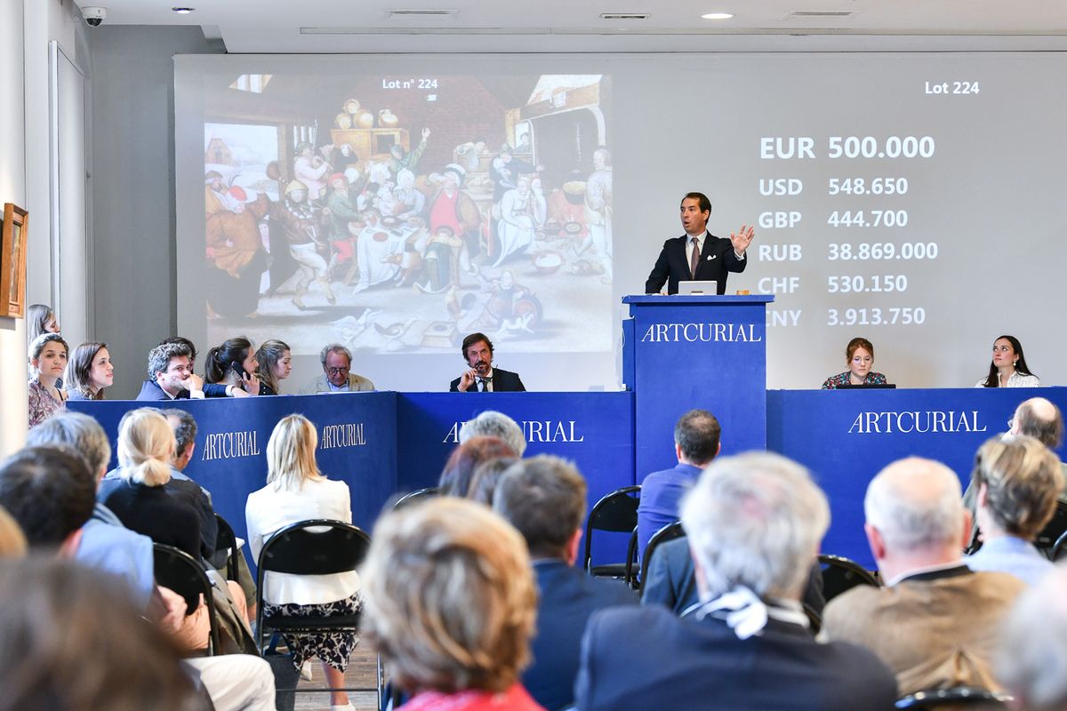 Matthieu Fournier adjugeant Le roi boit ! de Pieter Brueghel le Jeune. © Artcurial