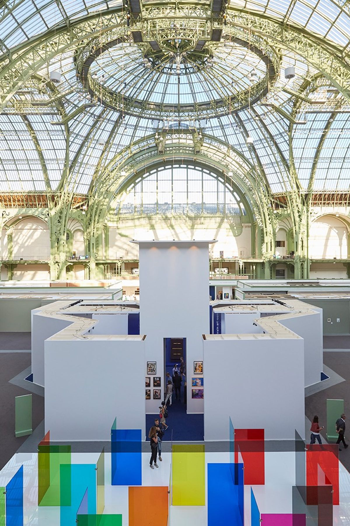 La Biennale Paris 2019 au Grand Palais, pavillon du Bahreïn et Labyrinthe de Transchromie de Carlos Cruz-Diez. Courtesy SNA