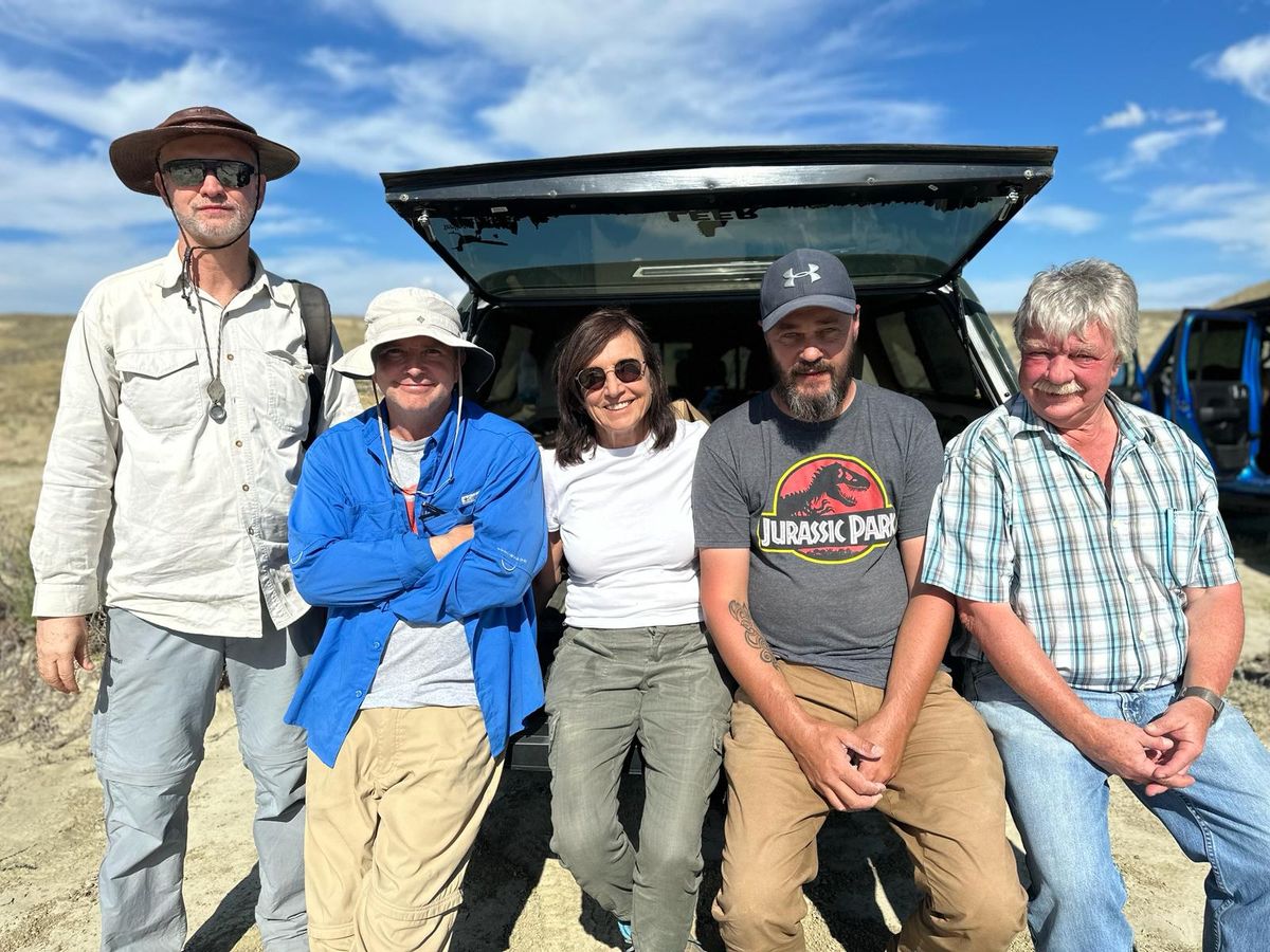 De gauche à droite : Alexander Kellner (directeur du musée de Rio), Mark Eatman (chercheur), Frances Reynolds, Frédéric Lacombat (paléontologiste français) et Burkhard Pohl (donateur) dans le Wyoming, Etats-Unis. Photo Leandro Lima