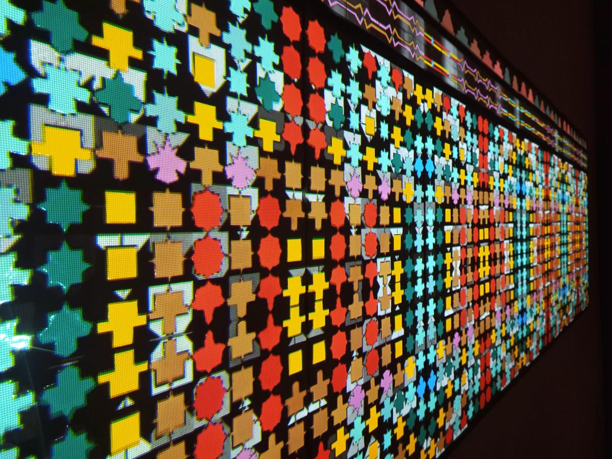 Amine Asselman, MUSAIC 2.1 TARARA Mapping Zellige, 2022, installation, céramique, ciment et métal, avec projection de vidéo mapping. Courtesy de l’artiste. Photo : Rita G. Rivera