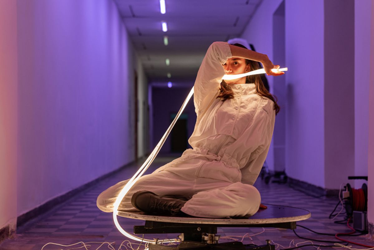 Catinca Malaimare, Seedy Pink, 2021, performance et installation, diodes électroluminescentes, néons, techniques diverses. Courtesy Catinca Tabacaru, Bucarest