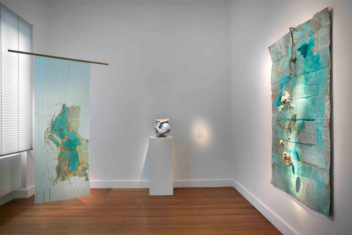 Vue de l’exposition « Méditerranée, odyssées contemporaines », à la Fondation Villa Datris, avec les œuvres, de gauche à droite, de Cathryn Boch, Miquel Barceló et Charles Le Hyaric. Photo © Bertrand Michau