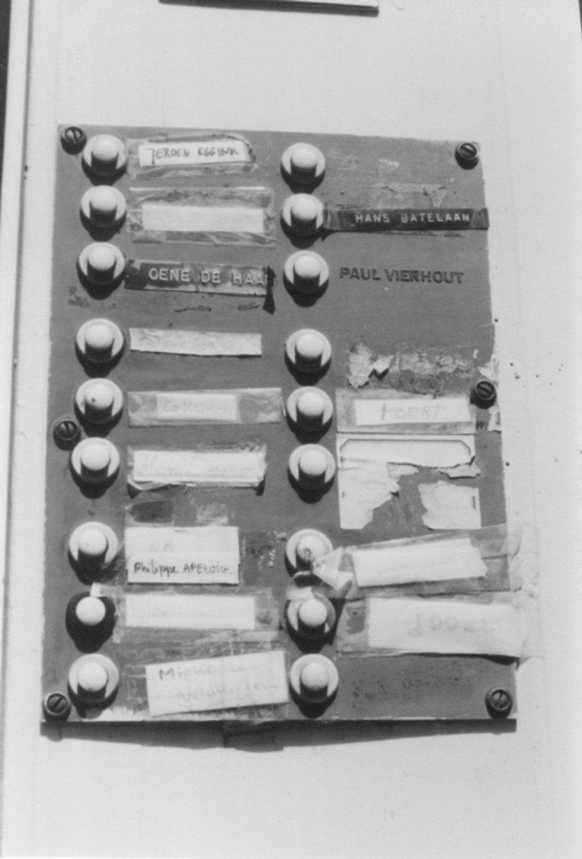 Les sonnettes de l’entrée de l’immeuble habité par Philippe Apeloig
à Amsterdam, avec son nom. Photo D.R.