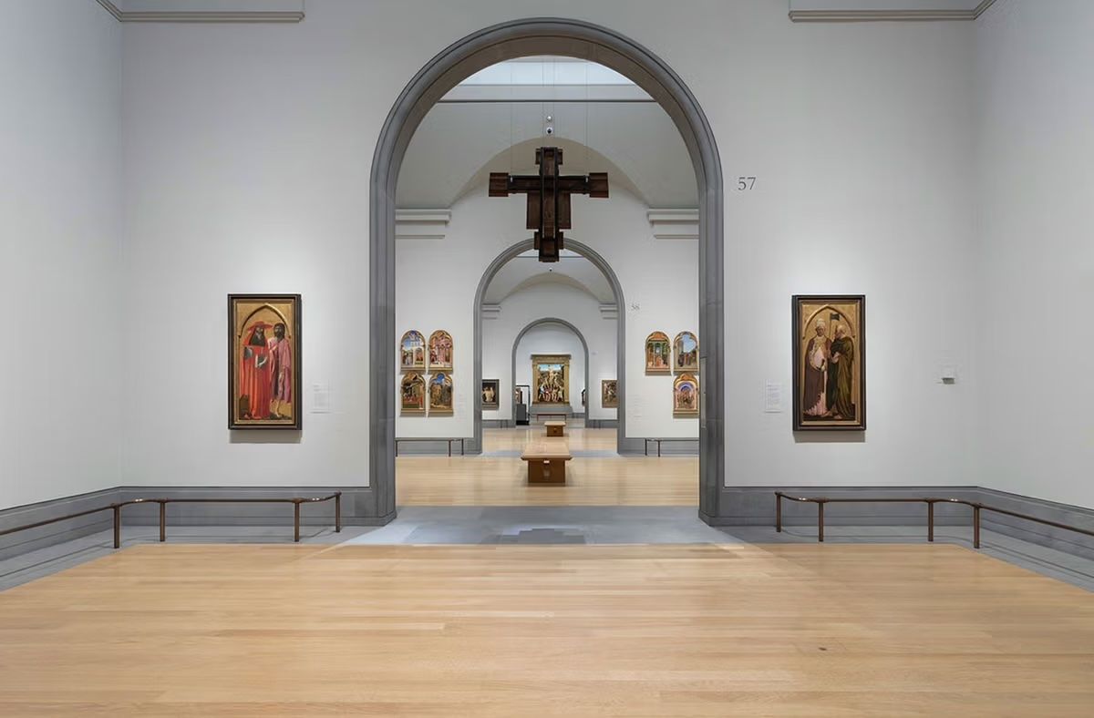 Le Martyre de saint Sébastien d’Antonio et Piero del Pollaiuolo, récemment restauré, se trouve à l’extrémité de la grande enfilade centrale de la Sainsbury Wing, évoquant la nef d’une basilique. Au premier plan, le Crucifix de Segna di Bonaventura est suspendu au plafond. Photo The National Gallery
