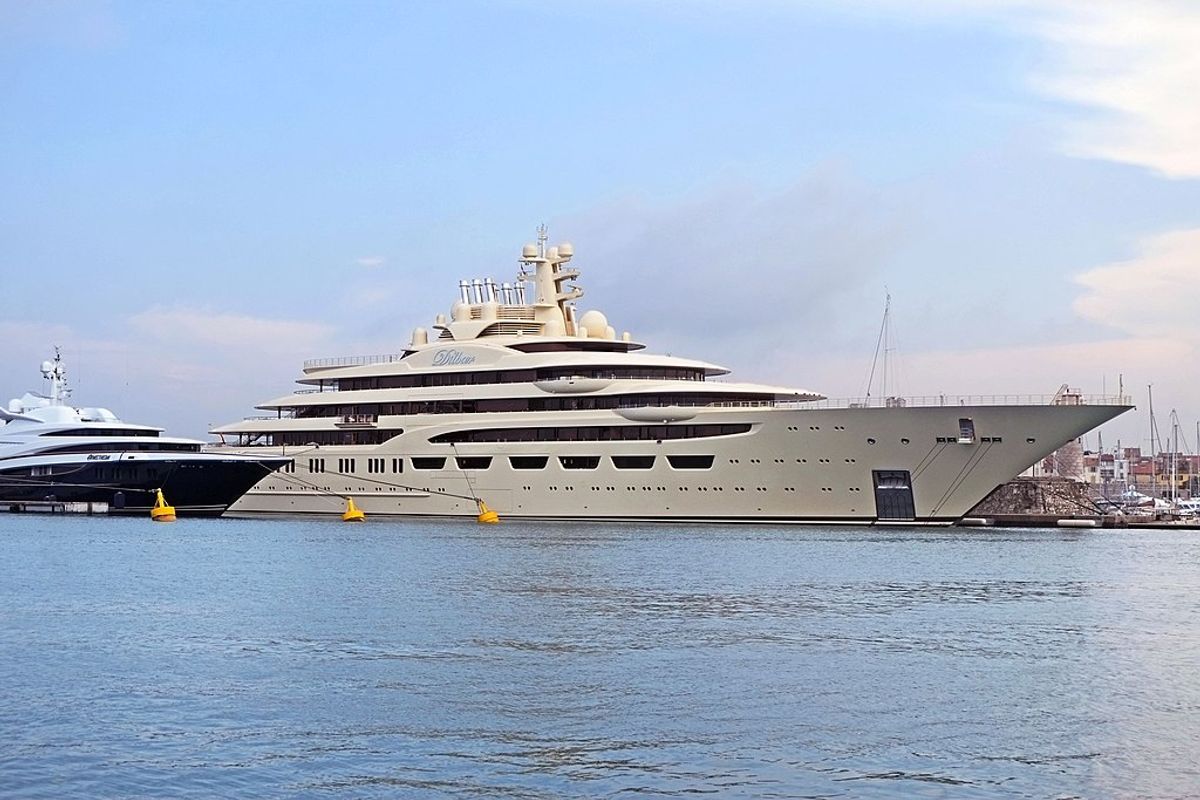 Le Dilbar, ici en 2018 dans le port d'Antibes, abritait la collection d'œuvres d'art d'Alicher Ousmanov. Photo : Wikipedia