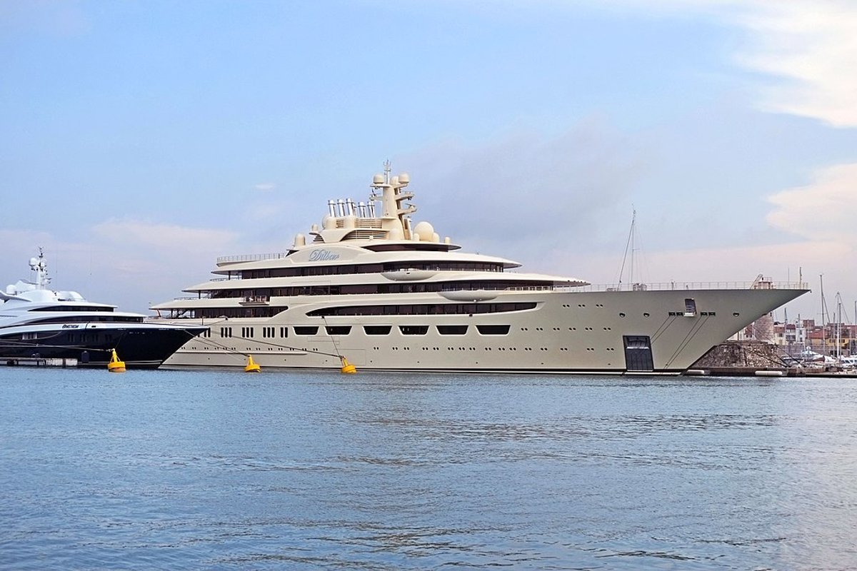 Le Dilbar, ici en 2018 dans le port d'Antibes, abritait la collection d'œuvres d'art d'Alicher Ousmanov. Photo : Wikipedia
