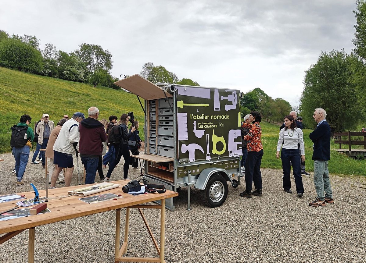 L’atelier nomade conçu par l’architecte Eudine Blancardi et les designers Simon Frajer et Adriana Goepp dans le cadre du post-master Design des mondes forestiers 2024-2025, en pays de Bitche, dans les Vosges du Nord. Photo Pablo Ducron
