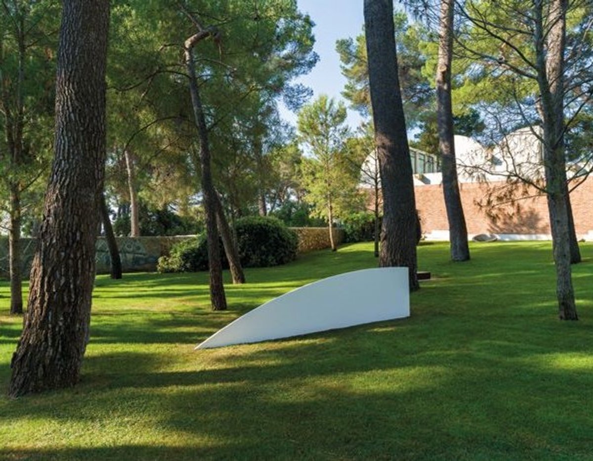 Ellsworth Kelly, Untitled, 2004, acier inoxydable peint, collection particulière, Fondation Maeght, Saint-Paul-de-Vence, 2026. © Ellsworth Kelly Foundation. Courtesy de la Fondation Maeght. Photo Thérèse Verrat/ Vincent Toussaint