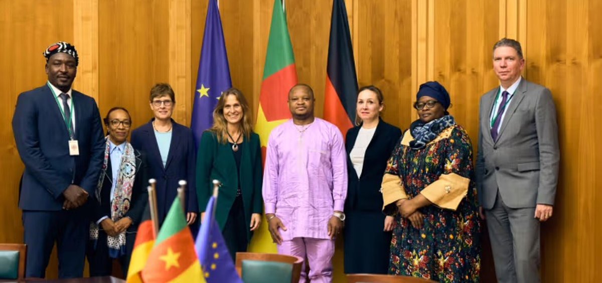 À gauche : la Commission camerounaise pour la restitution en visite au Musée ethnologique de Berlin en 2023. À droite : la figure féminine connue sous le nom de Ngonnso, qui n’a toujours pas été restituée au Cameroun malgré l’engagement pris en 2022 par la Fondation du patrimoine culturel prussien. © SPK / Photo Tom Christen ; © Staatliche Museen zu Berlin, Ethnologisches Museum / Eric Hesmerg