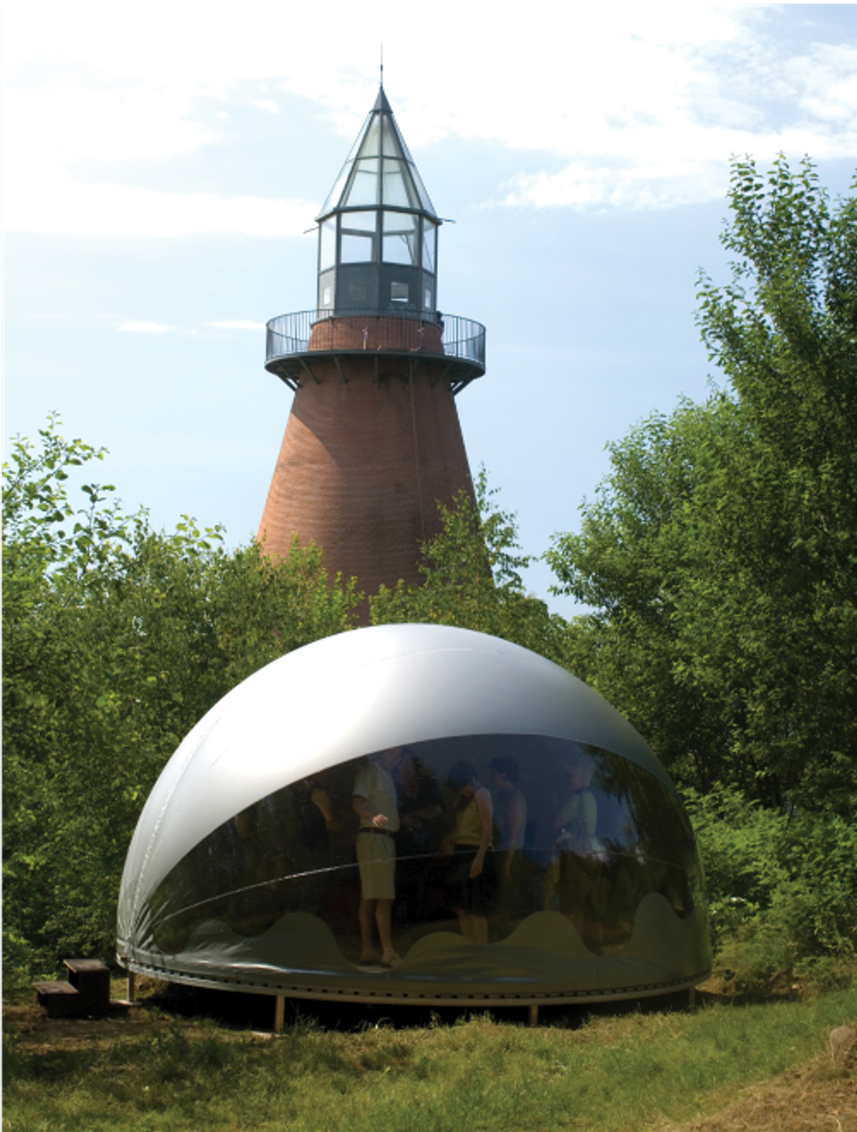 Hans-Walter Müller, Trois modules gonflables, 2007, structure gonflable nomade, Bois de sculptures, Centre international d’art et du paysage, île de Vassivière. Photo Marc Domage