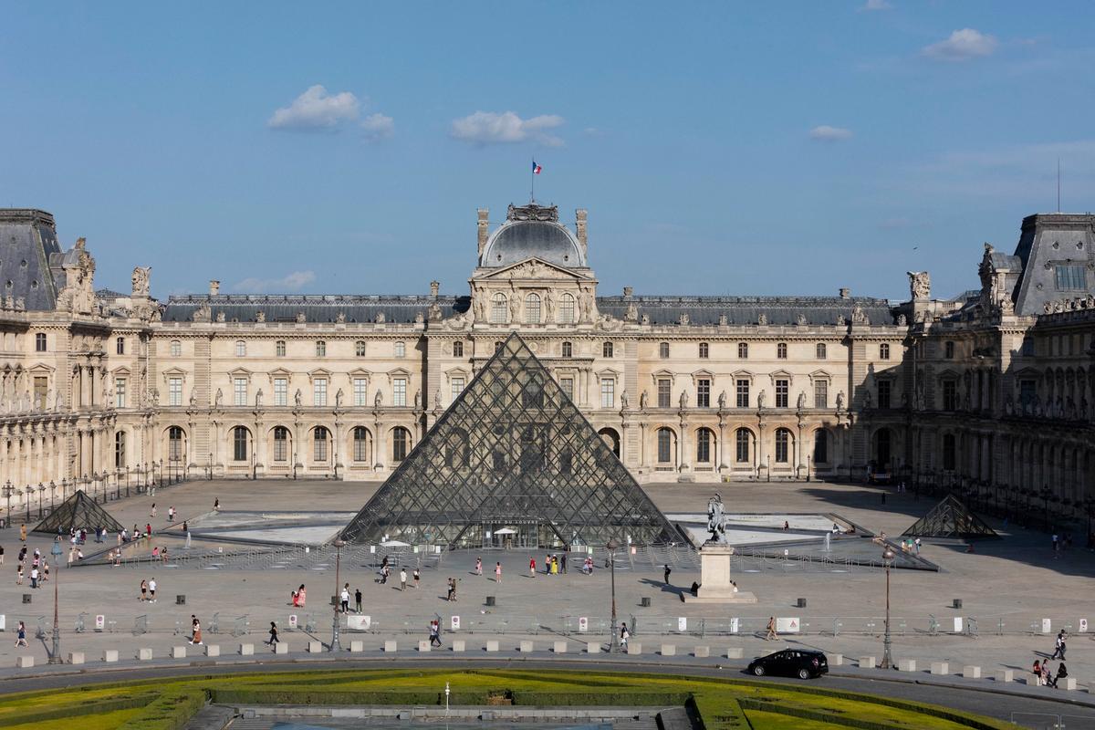La Pyramide du Louvre. © 2021 musée du Louvre, Nicolas Guiraud.