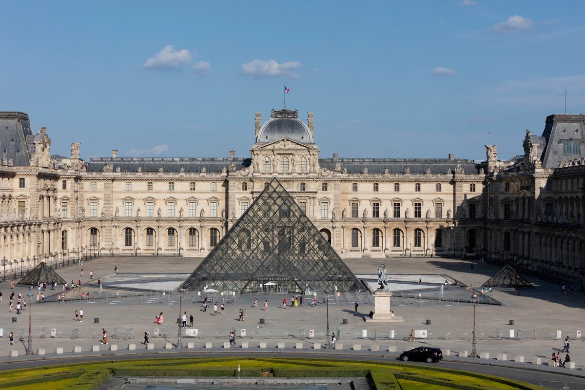 La Pyramide du Louvre. © 2021 musée du Louvre, Nicolas Guiraud.