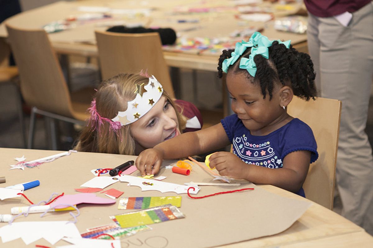 Lancé en 2010 par le Dallas Museum of Art (DMA), « Sensory Days » est le premier programme destiné aux personnes autistes. Ici en 2019, au DMA. Courtesy du Dallas Museum of Art