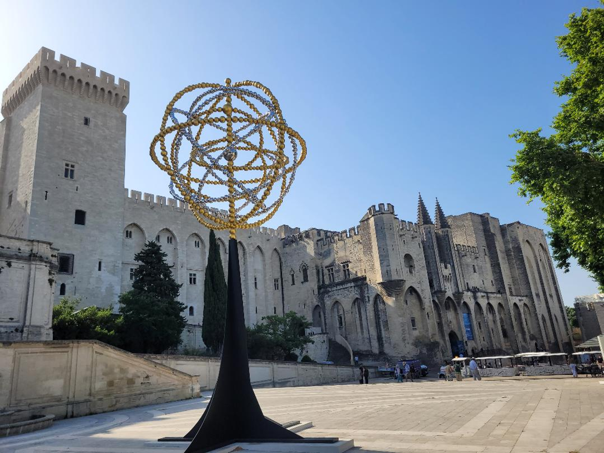 L'Astrolabe de Jean-Michel Othoniel devant le Palais des papes à Avignon. Photo A.C. 