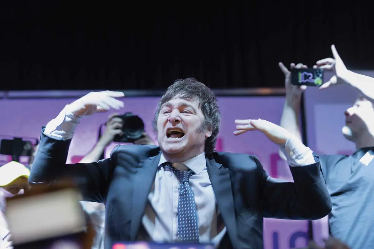 Javier Milei, le président argentin qui se décrit lui-même comme « anarcho-capitaliste », veut supprimer entre 15 et 20 % des effectifs publics. Son premier décret en tant que président, en décembre 2023, a été de démanteler le ministère de la Culture. Photo : Esteban Osorio/Alamy Stock Photo