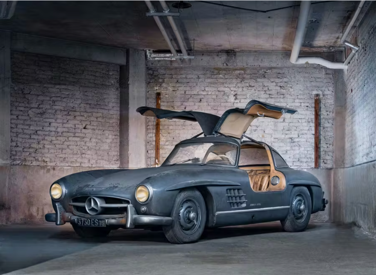 1956 Mercedes-Benz 300 SL ‘Gullwing’, vendue pour €4,407,800 par Artcurial.
© Courtesy Artcurial