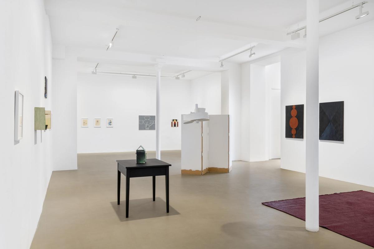 Vue de l’exposition « Heimo Zobernig : Heimo Zobernig », à la Galerie Chantal Crousel, à Paris. Courtesy de l’artiste et Galerie Chantal Crousel. Photo : Martin Argyroglo. © Heimo Zobernig/ADAGP, Paris (2023).