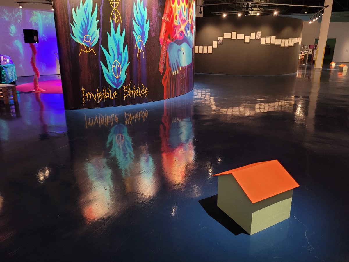 Au deuxième plan à gauche, installation (2022) de Natasha Tontey, au Tanjong Pagar Distripark dans le cadre de la Singapore Biennale. Au premier plan, l'une des petites maisons de Donghwan Kam (2022). Photo : A.C.