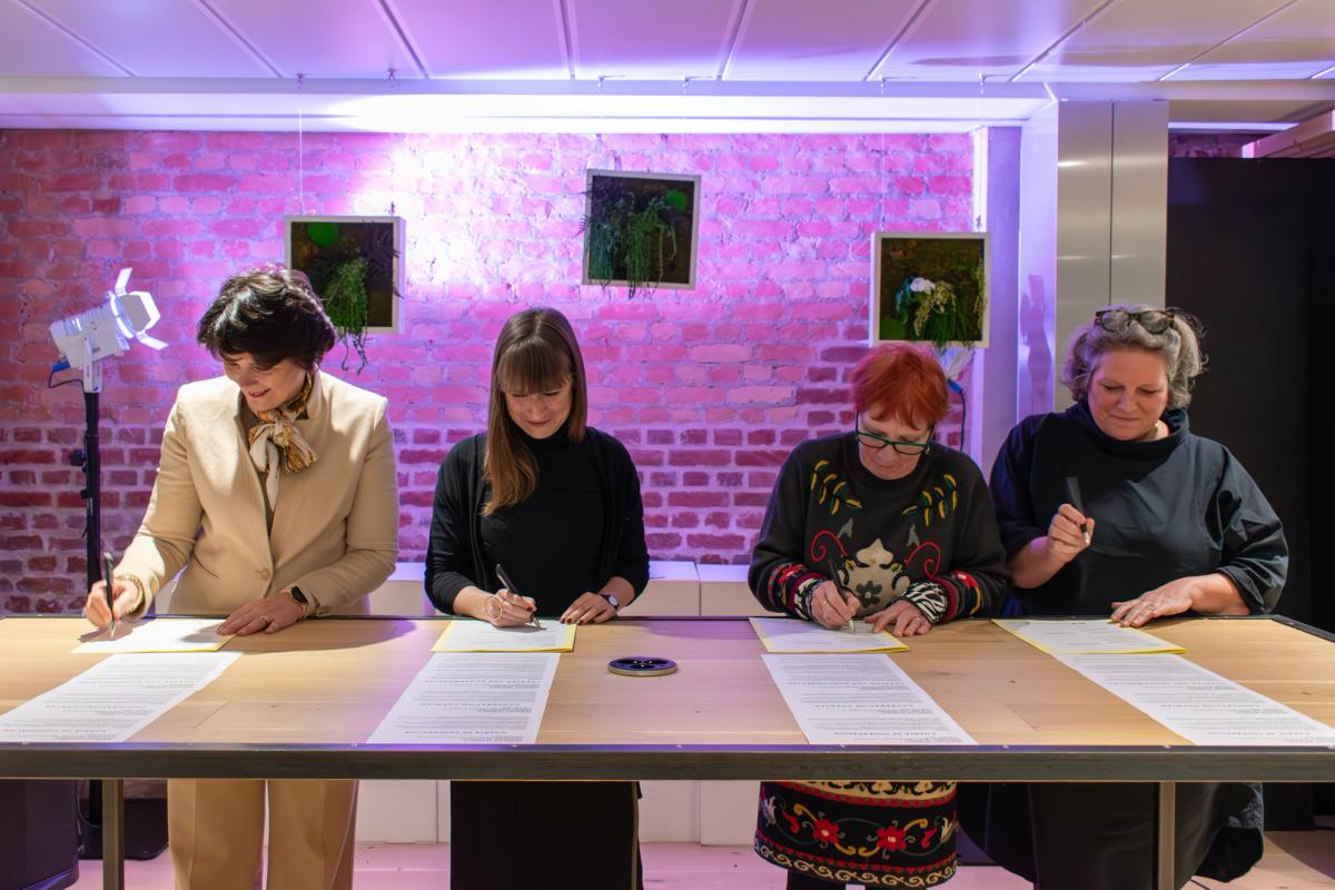 Signature de l'accord entre les représentants des triennales de Bruges, Courtrai, Beaufort et Dunkerque. Photo D.R. 