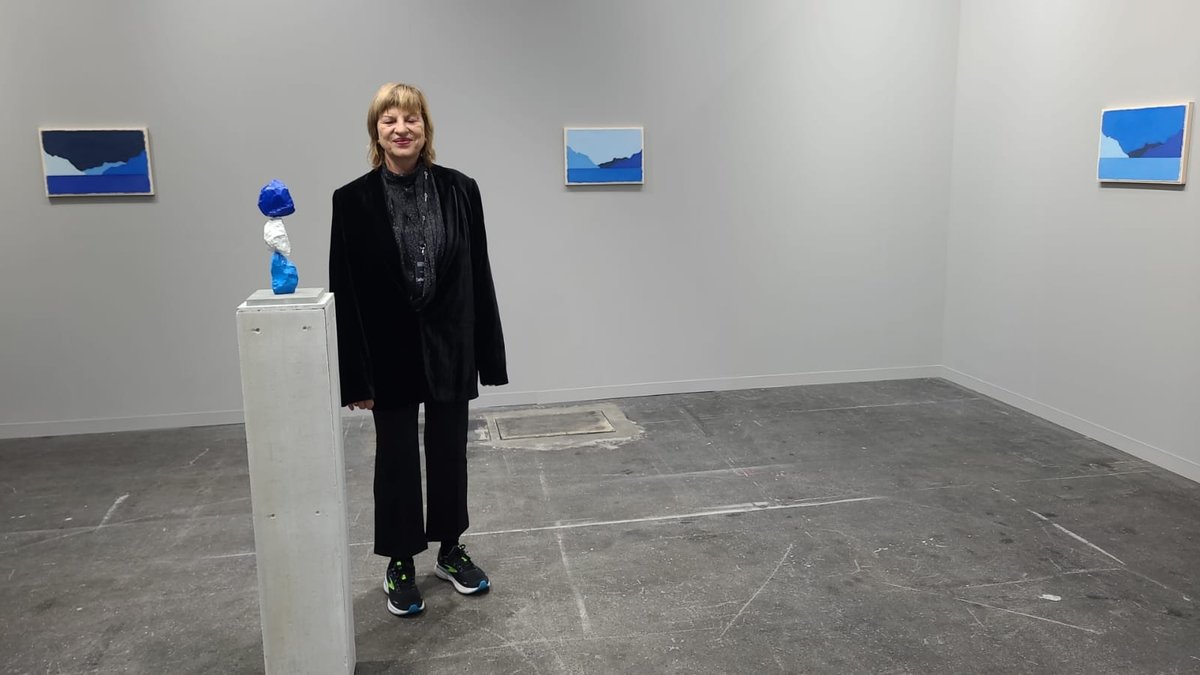 La galeriste Eva Presenhuber sur son stand consacré à Ugo Rondinone. Photo A.C.