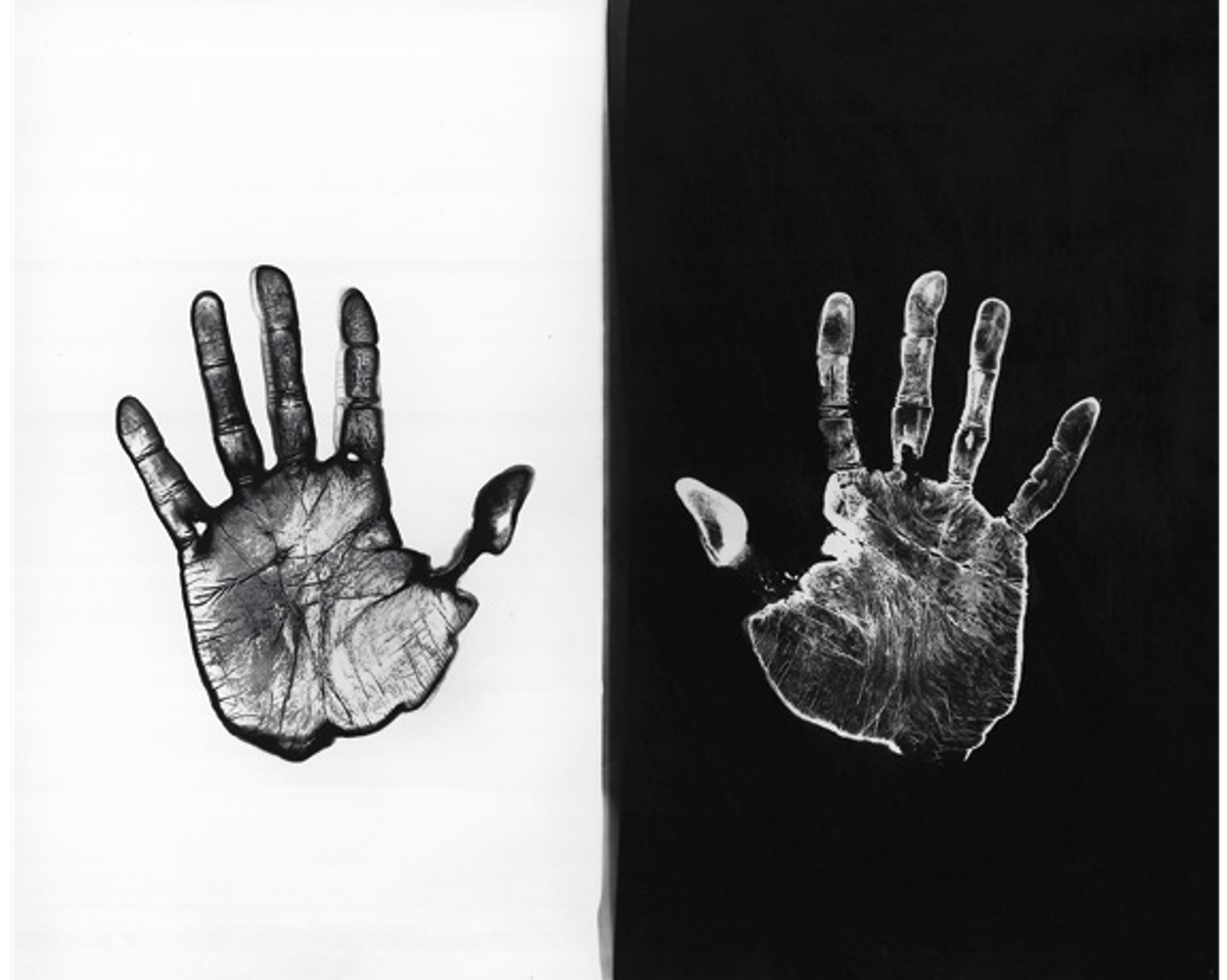 Ugo Mulas, Verifica 7, Il laboratorio. Una mano sviluppa, l’altra fissa. A Sir John Frederick William Herschel, (Vérification 7, Le laboratoire. Une main développe, l’autre fixe. À sir John Frederick William Herschel), 1972, épreuve gélatino-argentique sur aluminium, Centre Pompidou – Musée national d’Art moderne, Paris. © Ugo Mulas Heirs. Photo Centre Pompidou, MNAM-CCI, dist. RMN-GP/Philippe Migeat