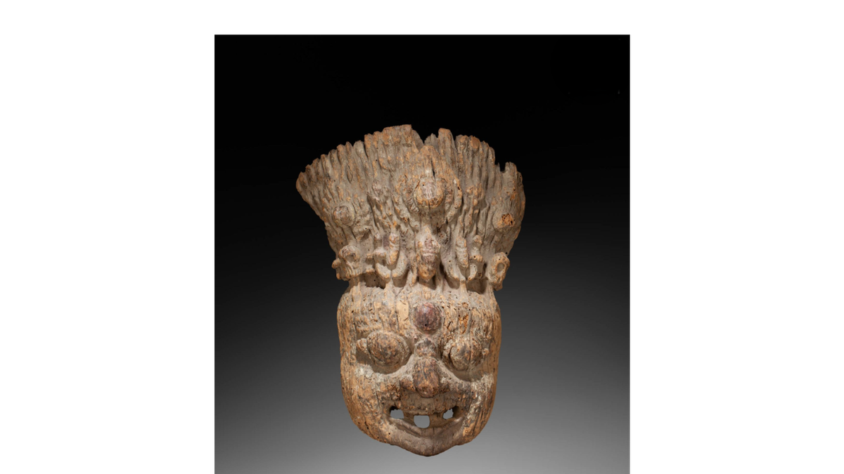 Masque de Bhairava couronné, bois pétrifié, Newar, centre du Népal, vallée de Katmandou, vers le XVIᵉ siècle. Courtesy Millon