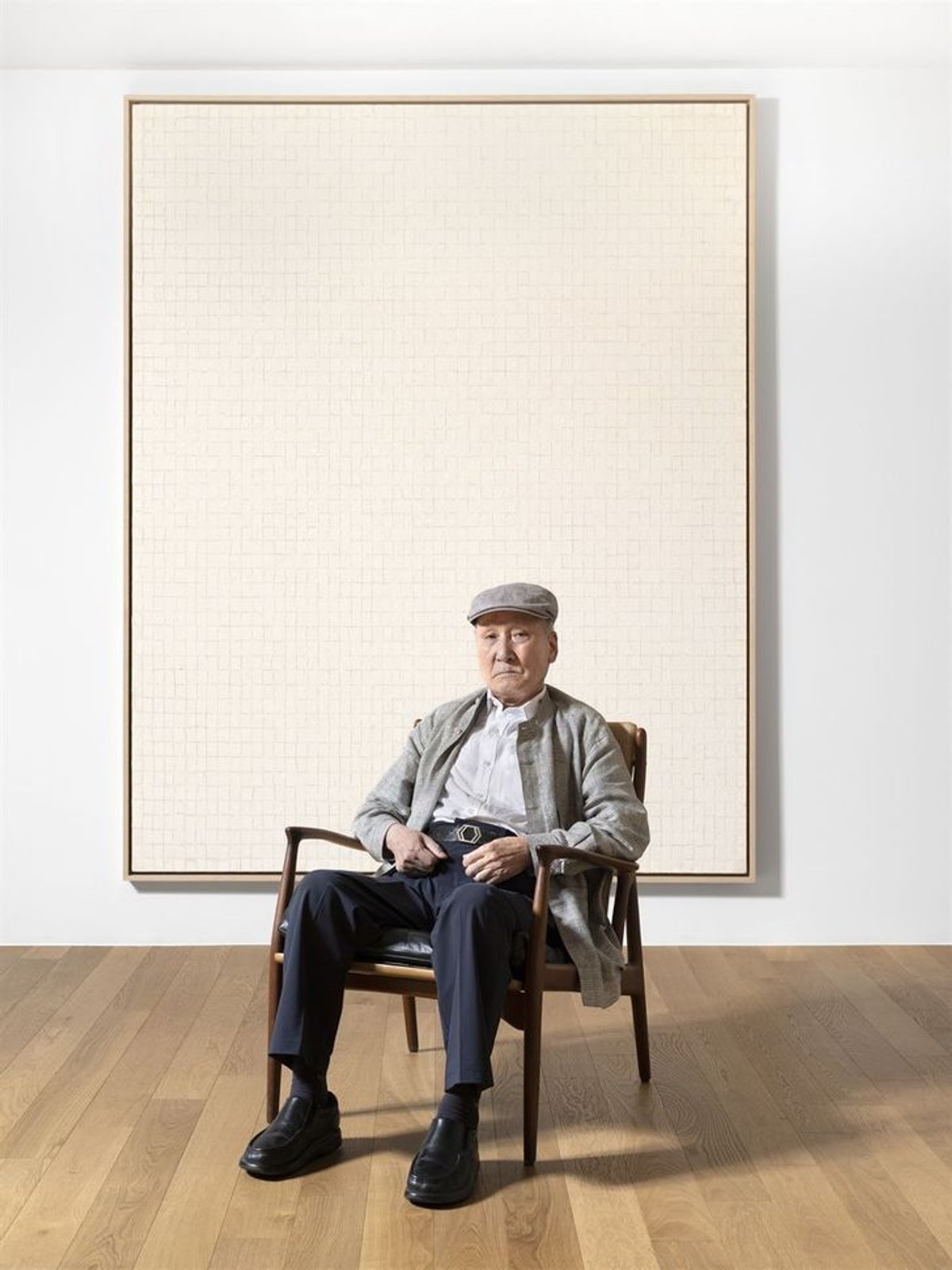 Le peintre coréen Chung Sang-Hwa devant l'une de ses œuvres. Courtesy Hyundai Gallery