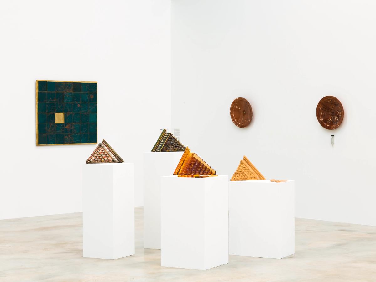 Vue de l’exposition « Aïta, fragments poétiques d’une scène marocaine », Frac Nouvelle-Aquitaine MÉCA, Bordeaux, 2025. Photo Jean-Christophe Garcia