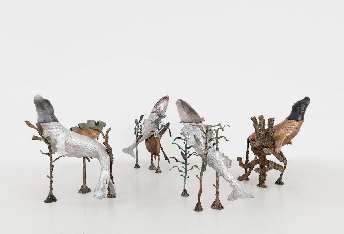 Jean-Marie Appriou, Communionem Elementaris, 2022, bronze patiné, aluminium et verre soufflé à la main. Courtesy de l’artiste et Perrotin. Photo Claire Dorn