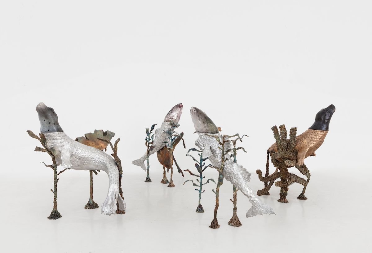 Jean-Marie Appriou, Communionem Elementaris, 2022, bronze patiné, aluminium et verre soufflé à la main. Courtesy de l’artiste et Perrotin. Photo Claire Dorn