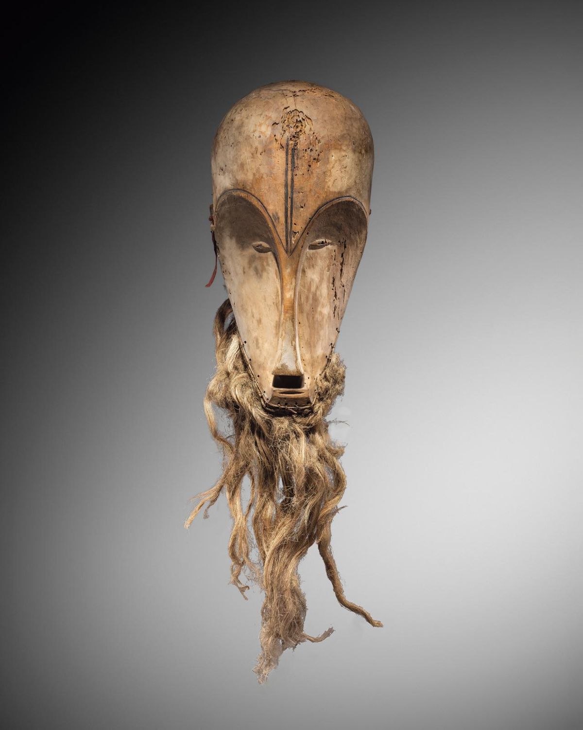 Masque Fang de la société du Ngil, Gabon, fin du XIXe siècle, bois de fromager, kaolin, fibres végétales, tissu. Est. 300000-400000 euros. © Hdv Montpellier