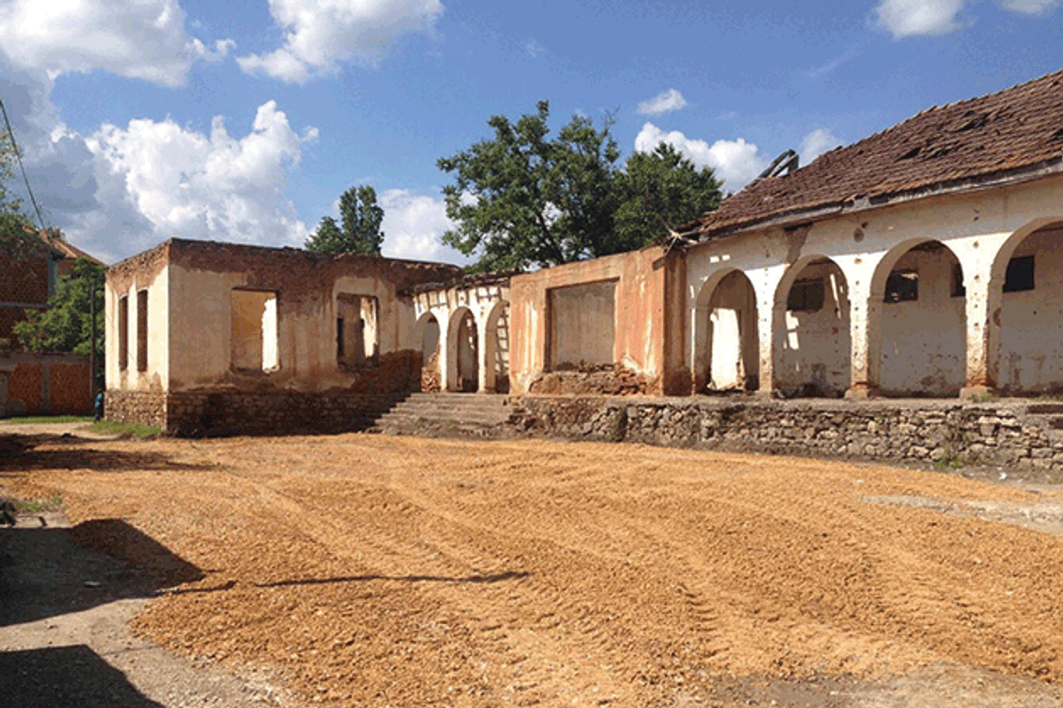 Les vestiges de la maison de la culture du village de Runik (RHoC), que Petrit Halilaj s'efforce de restaurer. Photo : Studio Petrit Halilaj