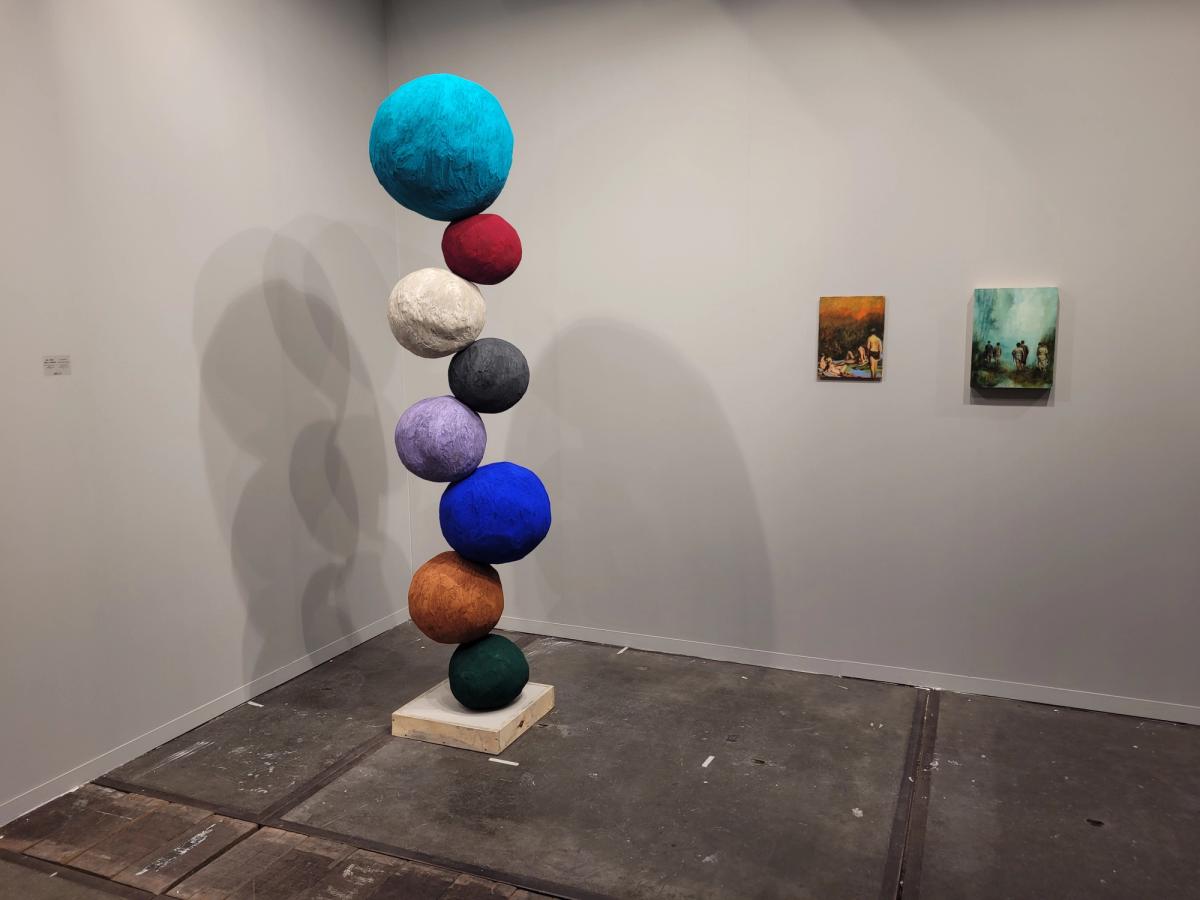 Vue du stand de la galerie HdM, avec au centre une sculpture d'Annie Morris que le galeriste « aurait pu vendre vingt fois », dit-il. Photo : A.C.