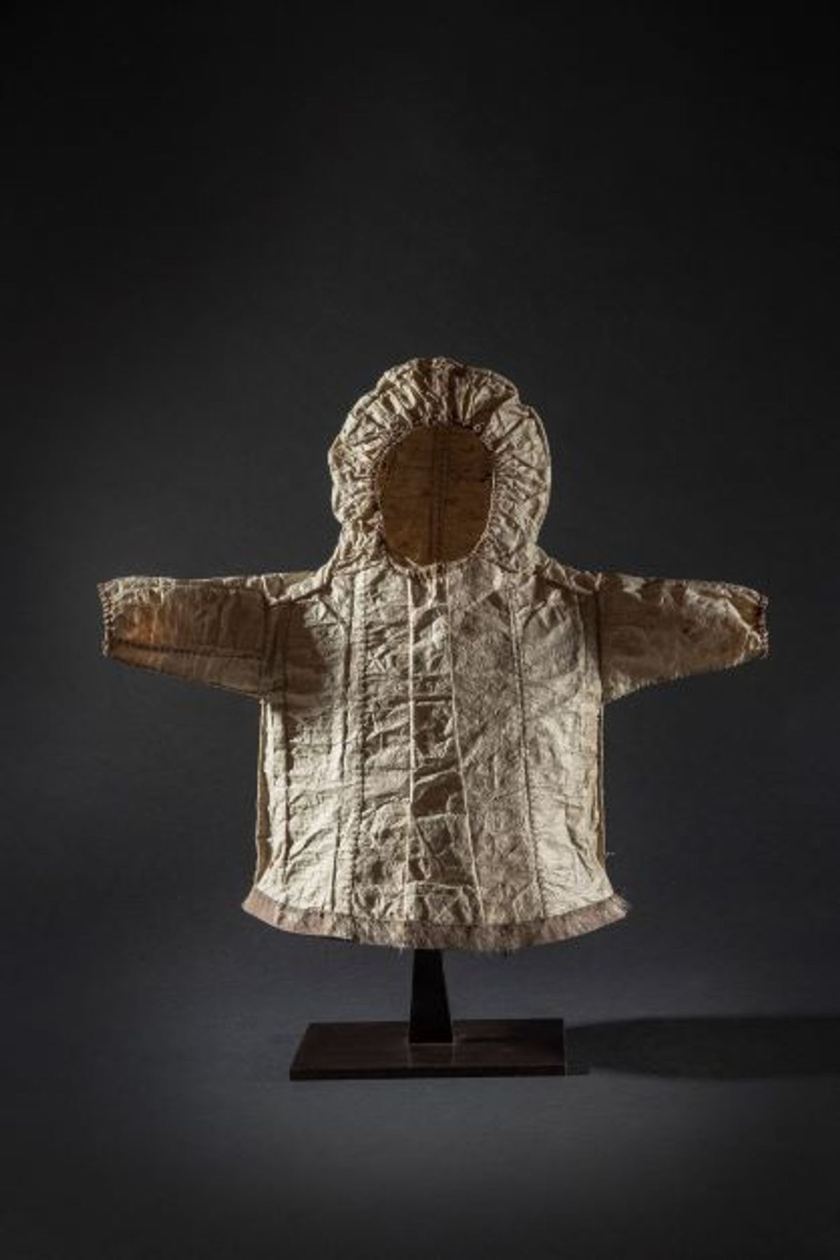 Parka miniature yup’ik (Eskimo), Alaska, XIXe siècle, intestin de phoque, peau de phoque et fourrure. © Galerie Flak