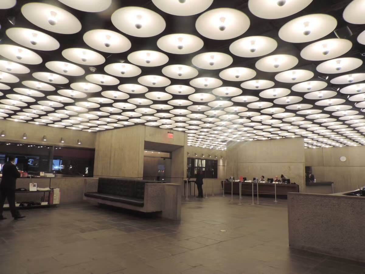 Vue du hall d’entrée du Breuer Building en 2016, peu après qu’il soit devenu un espace d’exposition satellite du Metropolitan Museum of Art. Photo : Jim Henderson via Wikimedia Commons