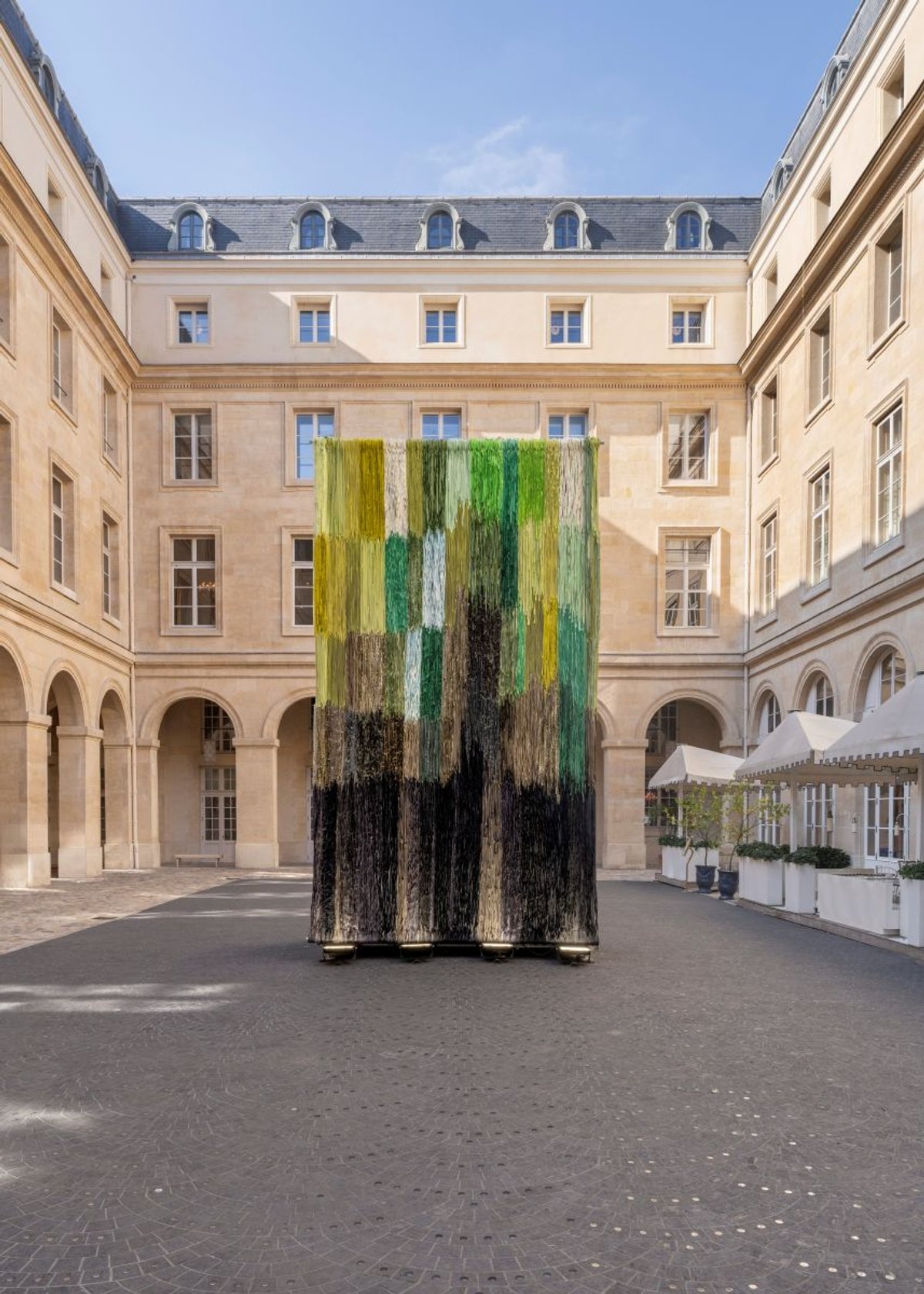 Joël Andrianomearisoa, Les Herbes folles du vieux logis, 2020-2025, coton, fibres naturelles et fils de soie, collection particulière, cour de l’hôtel de la Marine, 2025. Courtesy de l’artiste et d’Almine Rech. Photo Nicolas Brasseur