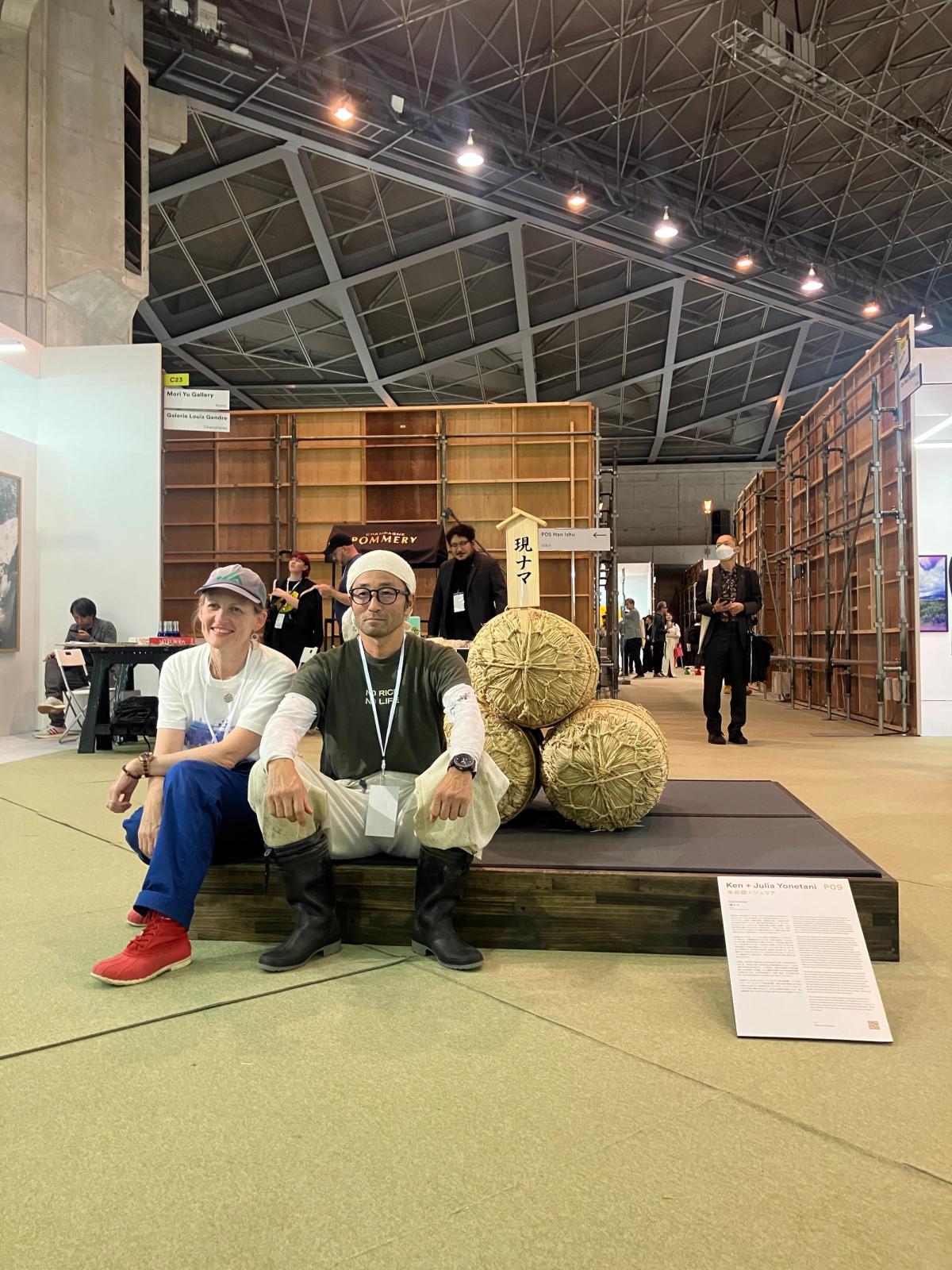 Ken et Julia Yonetani devant leur œuvre Gennama. Courtesy Art Collaboration Kyoto, 2023