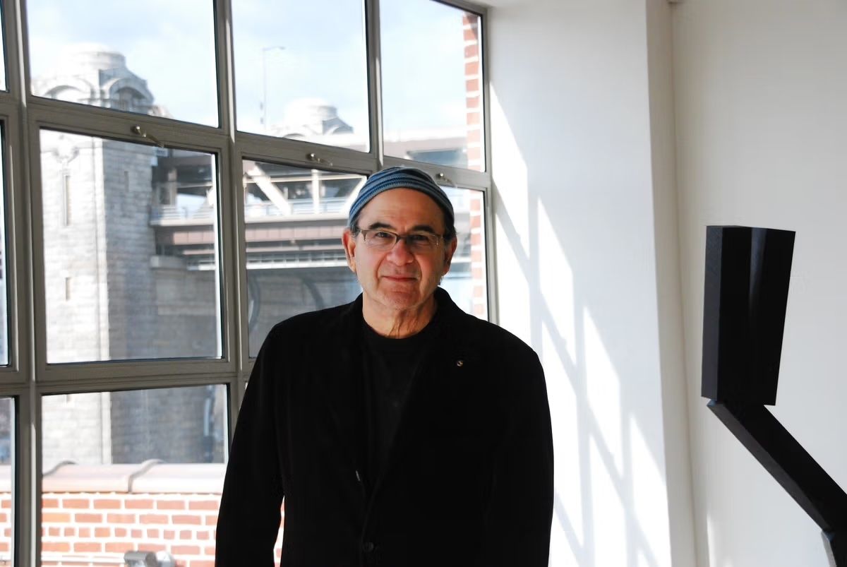 Joel Shapiro dans son atelier, dans le Queens à New York, en 2009. © Katherine Hardy