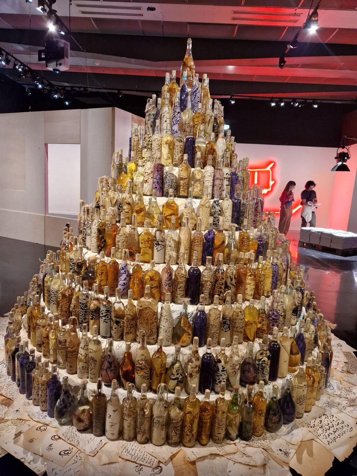 Aïcha Snoussi, Sépulture aux noyé·e·s, dans l'exposition « Habibi, les révolutions de l’amour » à l'IMA. Photo : D.R.